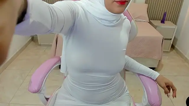 Snapshot of Zulema_hamdi chatting on March 12, 2025, 6:18 am Zulema hamdi online show from March 12, 2025, 6:18 am