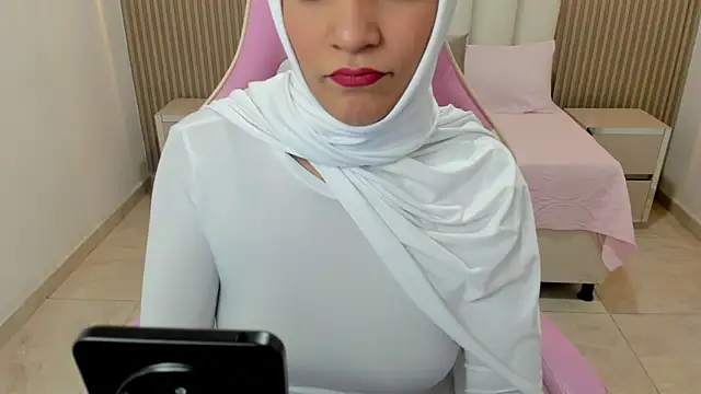 Snapshot of Zulema_hamdi chatting on March 10, 2025, 2:17 am Zulema hamdi online show from March 10, 2025, 2:17 am
