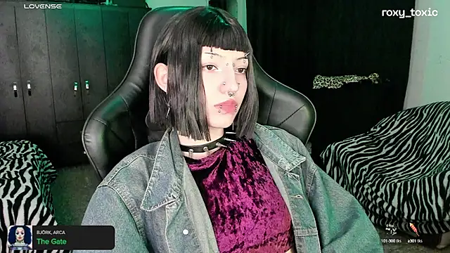 Snapshot of roxy_toxic chatting on October 9, 2025, 1:28 am roxy toxic online show from October 9, 2025, 1:28 am