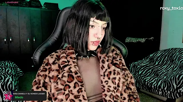 Snapshot of roxy_toxic chatting on October 21, 2025, 1:27 am roxy toxic online show from October 21, 2025, 1:27 am