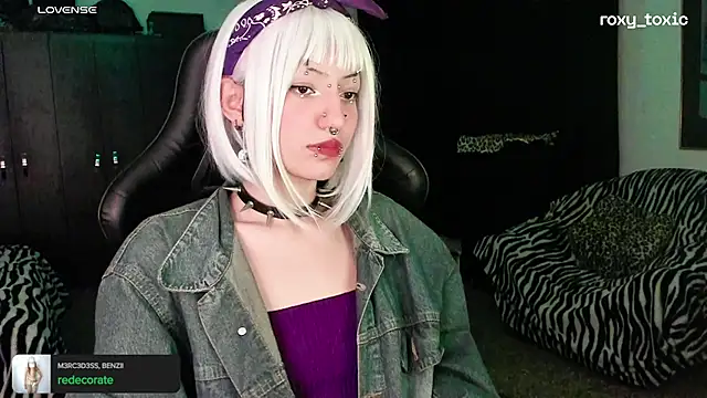 Snapshot of roxy_toxic chatting on October 8, 2025, 1:40 am roxy toxic online show from October 8, 2025, 1:40 am