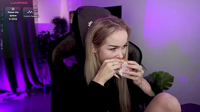 Snapshot of DakotaaJohnnson chatting on September 18, 2025, 11:02 am DakotaaJohnnson online show from September 18, 2025, 11:02 am