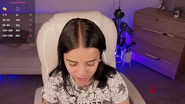 Nicole Foxx  online show from March 18, 2026, 8:10 pm