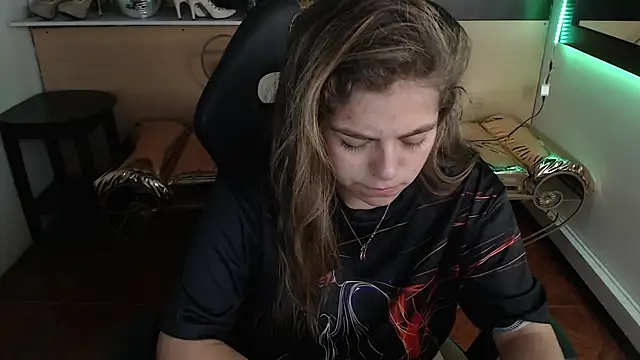 Snapshot of Kitten_Cam chatting on October 17, 2025, 3:43 am Kitten Cam online show from October 17, 2025, 3:43 am