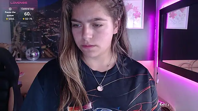 Snapshot of Kitten_Cam chatting on October 1, 2025, 9:25 am Kitten Cam online show from October 1, 2025, 9:25 am