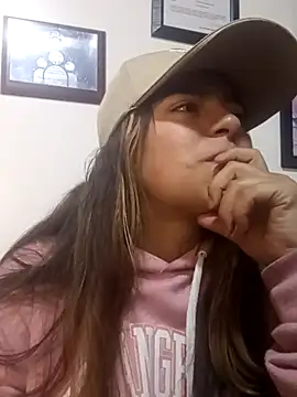 Snapshot of Kitten_Cam chatting on October 2, 2025, 3:32 am Kitten Cam online show from October 2, 2025, 3:32 am