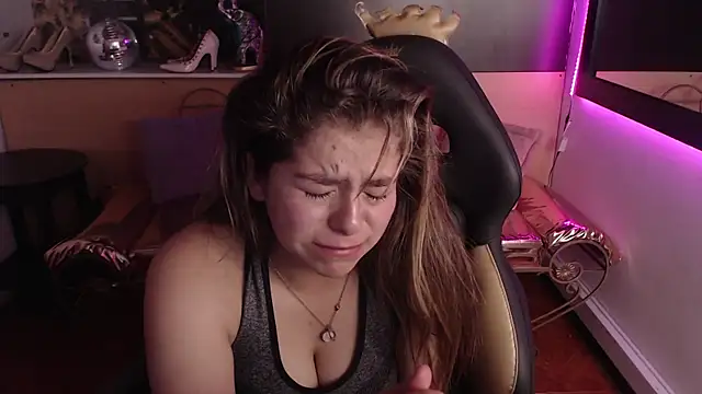 Snapshot of Kitten_Cam chatting on October 7, 2025, 3:07 am Kitten Cam online show from October 7, 2025, 3:07 am