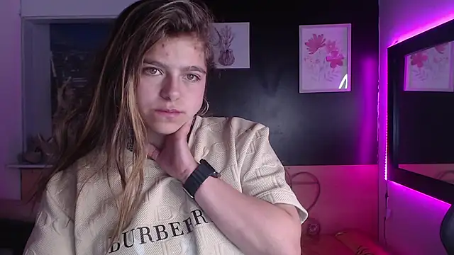 Snapshot of Kitten_Cam chatting on October 4, 2025, 6:15 am Kitten Cam online show from October 4, 2025, 6:15 am