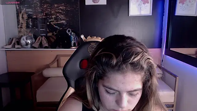 Snapshot of Kitten_Cam chatting on September 19, 2025, 3:32 am Kitten Cam online show from September 19, 2025, 3:32 am