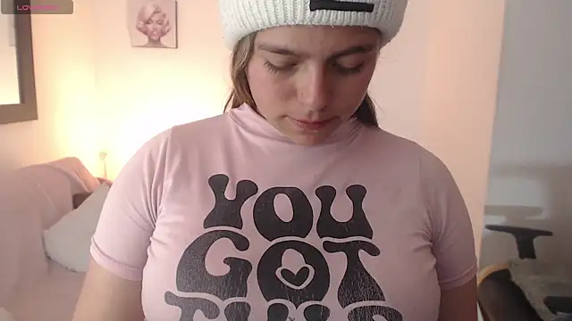 Kitten Cam online show from December 14, 2025, 5:07 pm