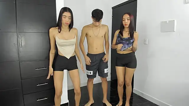hotlittleones18 online show from March 6, 2025, 1:24 pm