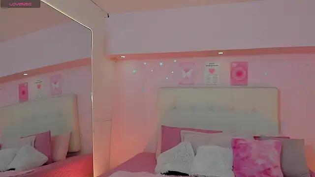 ScarlettDreamss7 online show from April 14, 2026, 11:37 am