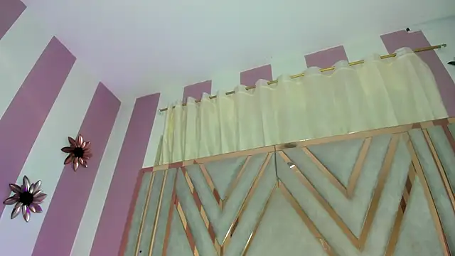 emili clark online show from November 29, 2025, 4:29 pm