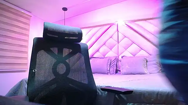 Snapshot of luxurycoupl chatting on September 10, 2025, 5:06 am luxurycoupl online show from September 10, 2025, 5:06 am