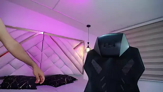 Snapshot of luxurycoupl chatting on October 25, 2025, 3:28 am luxurycoupl online show from October 25, 2025, 3:28 am