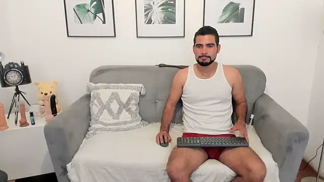 Snapshot of luxurycoupl chatting on March 8, 2025, 3:28 am luxurycoupl online show from March 8, 2025, 3:28 am