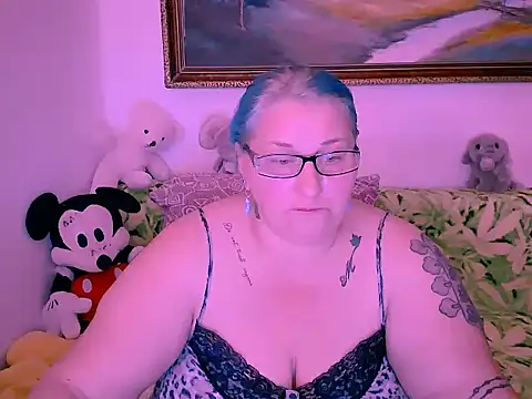 Marryllunax online show from October 31, 2025, 2:57 pm