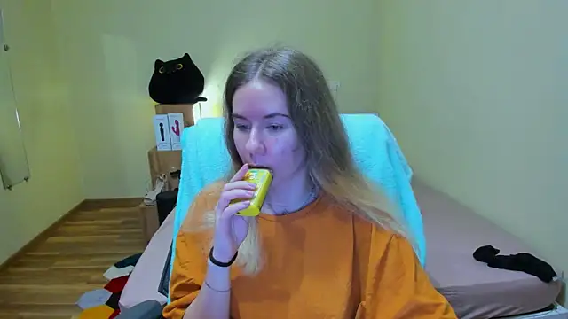 Snapshot of EmilyPaw chatting on March 12, 2025, 6:22 pm EmilyPaw online show from March 12, 2025, 6:22 pm