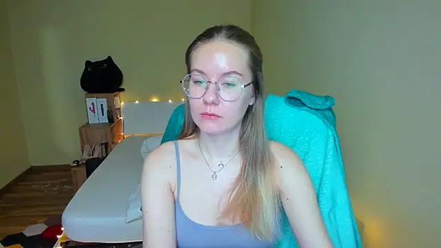 Snapshot of EmilyPaw chatting on February 15, 2025, 2:37 am EmilyPaw online show from February 15, 2025, 2:37 am