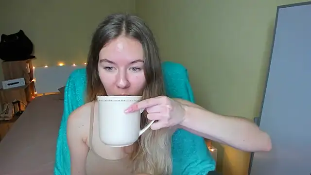 Snapshot of EmilyPaw chatting on February 4, 2025, 12:55 pm EmilyPaw online show from February 4, 2025, 12:55 pm