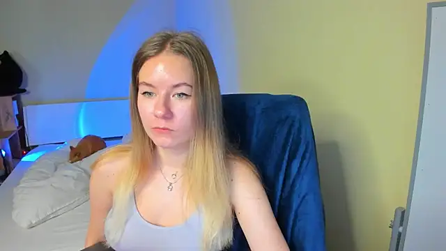 Snapshot of EmilyPaw chatting on February 9, 2025, 10:42 am EmilyPaw online show from February 9, 2025, 10:42 am