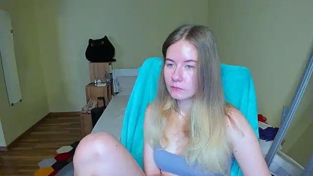 Snapshot of EmilyPaw chatting on March 5, 2025, 7:05 am EmilyPaw online show from March 5, 2025, 7:05 am