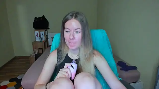 Snapshot of EmilyPaw chatting on February 23, 2025, 8:28 am EmilyPaw online show from February 23, 2025, 8:28 am