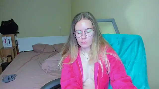 Snapshot of EmilyPaw chatting on February 21, 2025, 6:15 pm EmilyPaw online show from February 21, 2025, 6:15 pm