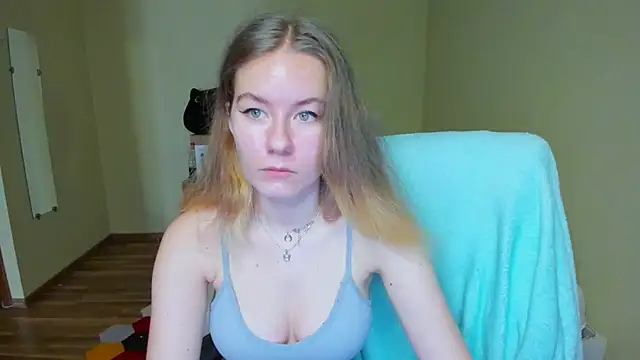 Snapshot of EmilyPaw chatting on March 9, 2025, 8:18 am EmilyPaw online show from March 9, 2025, 8:18 am