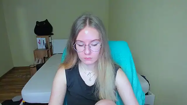 Snapshot of EmilyPaw chatting on February 16, 2025, 9:48 am EmilyPaw online show from February 16, 2025, 9:48 am