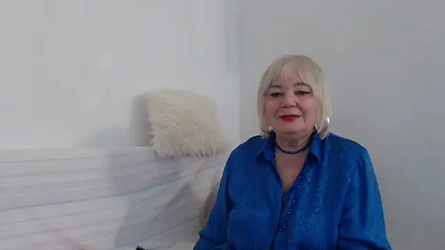 Snapshot of KisaMolis chatting on February 8, 2025, 9:35 am KisaMolis online show from February 8, 2025, 9:35 am