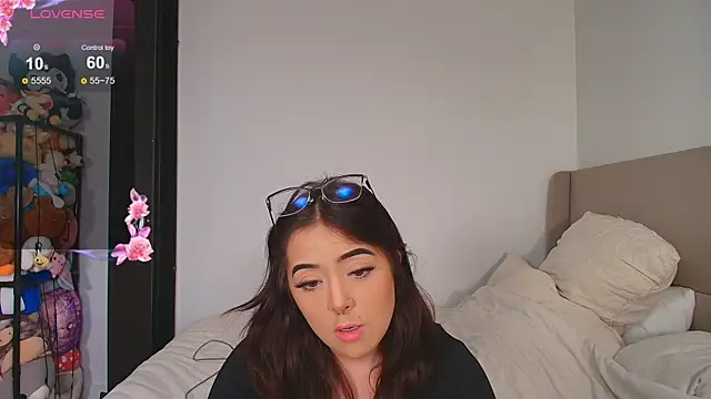 LiloshRoxy online show from October 19, 2025, 11:18 pm