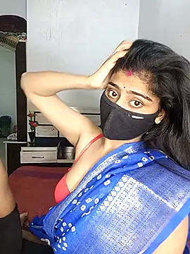 Snapshot of Love-N chatting on November 13, 2025, 5:28 pm Love-N online show from November 13, 2025, 5:28 pm