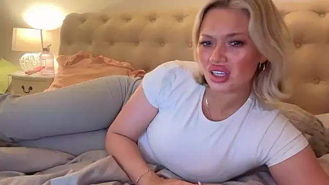 Snapshot of blissdimicco chatting on February 19, 2026, 10:40 pm blissdimicco online show from February 19, 2026, 10:40 pm