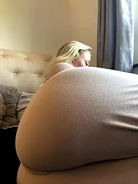 Snapshot of blissdimicco chatting on October 30, 2025, 10:13 am blissdimicco online show from October 30, 2025, 10:13 am