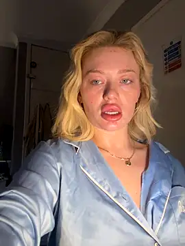 Snapshot of blissdimicco chatting on December 17, 2025, 9:03 am blissdimicco online show from December 17, 2025, 9:03 am