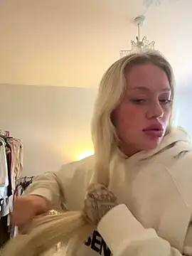 Snapshot of blissdimicco chatting on October 2, 2025, 1:36 pm blissdimicco online show from October 2, 2025, 1:36 pm