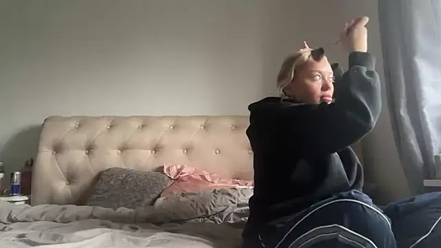 Snapshot of blissdimicco chatting on March 4, 2026, 3:20 pm blissdimicco online show from March 4, 2026, 3:20 pm