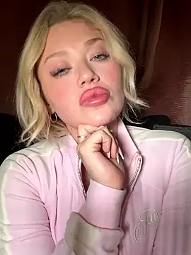 Snapshot of blissdimicco chatting on January 11, 2026, 9:55 pm blissdimicco online show from January 11, 2026, 9:55 pm