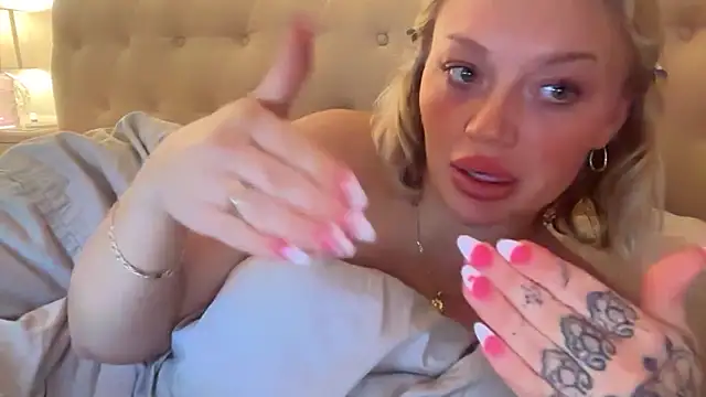 Snapshot of blissdimicco chatting on February 20, 2026, 10:33 pm blissdimicco online show from February 20, 2026, 10:33 pm