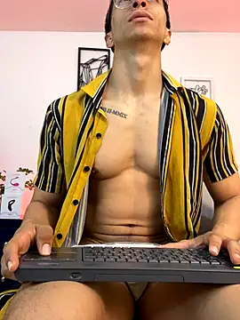 Snapshot of ApoloCruz chatting on October 4, 2025, 4:03 am ApoloCruz online show from October 4, 2025, 4:03 am