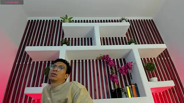 ApoloCruz online show from May 17, 2026, 4:01 am
