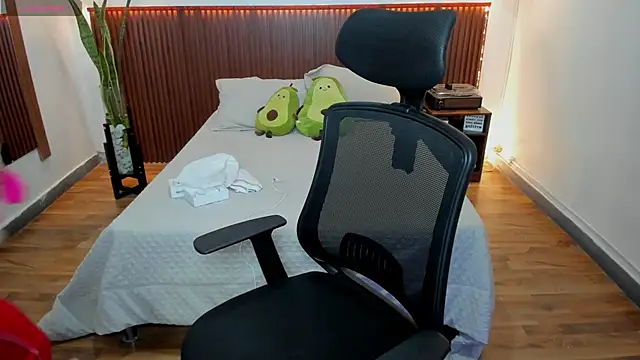 Melina Cooper  online show from September 17, 2025, 2:08 pm