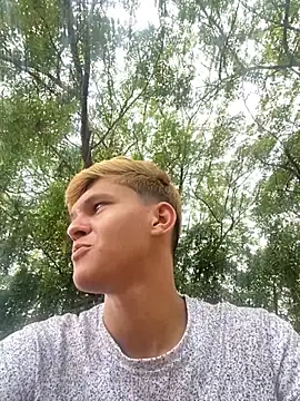 Snapshot of izan_20 chatting on March 13, 2025, 8:54 pm izan 20 online show from March 13, 2025, 8:54 pm