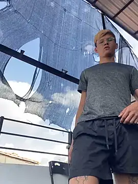 Snapshot of izan_20 chatting on March 19, 2025, 2:46 pm izan 20 online show from March 19, 2025, 2:46 pm