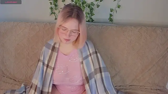 Snapshot of Manic_pixie_ chatting on September 28, 2025, 2:02 pm Manic pixie  online show from September 28, 2025, 2:02 pm