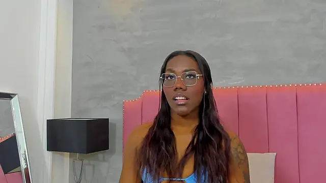 Alaia Colins online show from November 18, 2025, 2:59 am