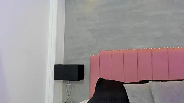 Alaia Colins online show from October 4, 2025, 4:14 am