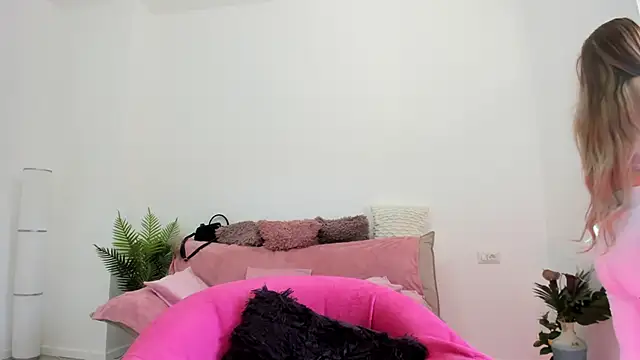 Daisy Abby online show from March 22, 2025, 9:45 am