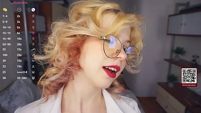 Snapshot of LynetHakes chatting on December 5, 2025, 7:07 am LynetHakes online show from December 5, 2025, 7:07 am